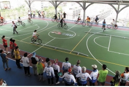 籃球運動場 騎單車同樂的照片