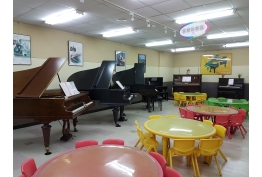 古董鋼琴區