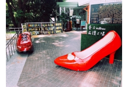 鞋寶 大型紅色涼鞋裝置藝術的照片