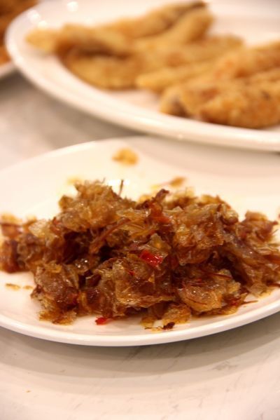 台灣鯛魚鱗做成QQ干貝鬆，口感彈脆。