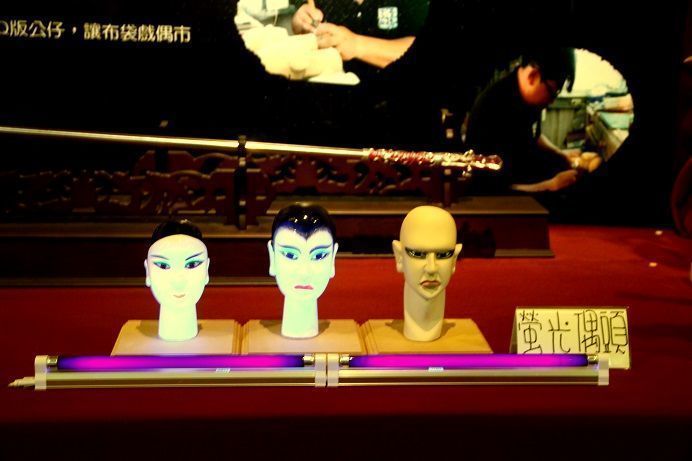 徐炎卿發明了夜晚表演也能閃亮的螢光偶。