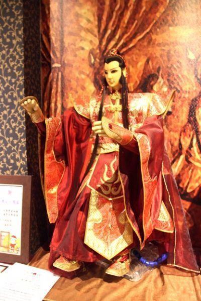 兒子以父親形象雕刻的炎鉉君，到雪黎、東京交流，展現台灣工藝。