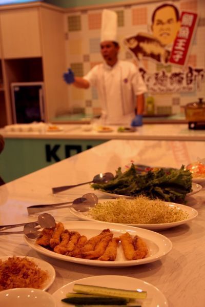 跟著師傅，DIY手作魚條手捲。